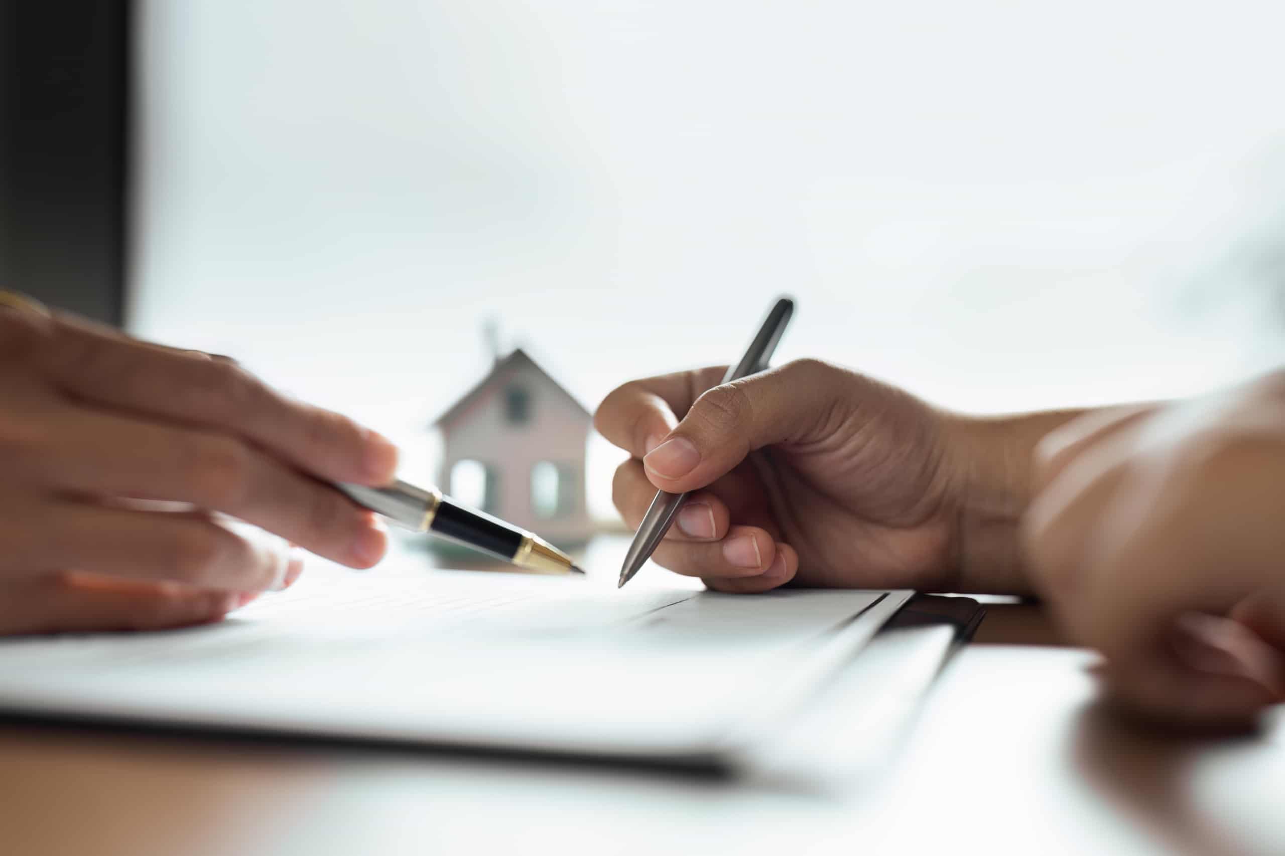 Professional,Real,Estate,Agent,Guiding,And,Explaining,The,Document,Process